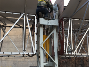 槽塔式太阳能聚光器液压驱动及跟踪系统