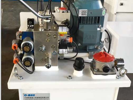 槽塔式太阳能聚光器液压驱动及跟踪系统