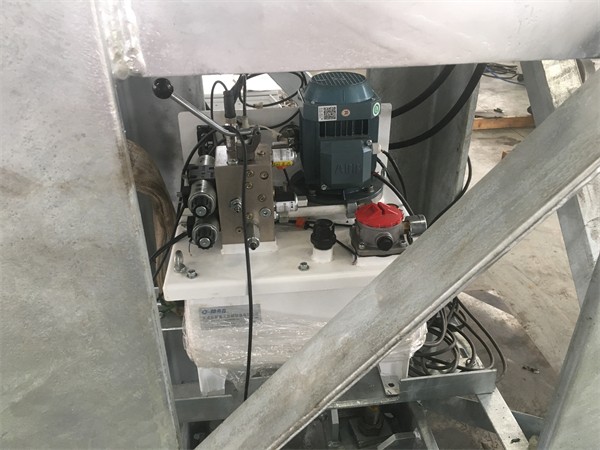 槽塔式太阳能聚光器液压驱动及跟踪系统