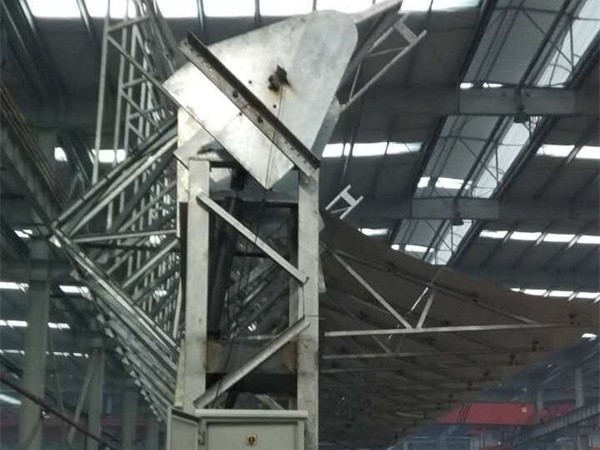 槽塔式太阳能聚光器液压驱动及跟踪系统