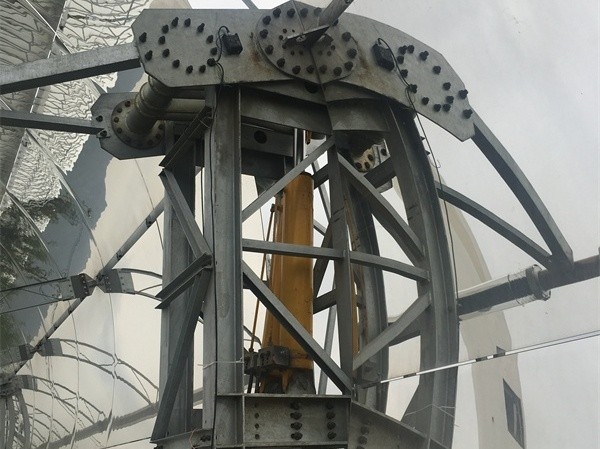 槽塔式太阳能聚光器液压驱动及跟踪系统