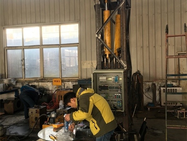 槽塔式太阳能聚光器液压驱动及跟踪系统