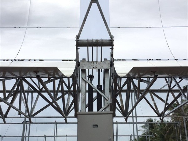 槽塔式太阳能聚光器液压驱动及跟踪系统