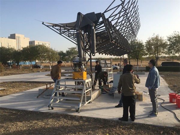 槽塔式太阳能聚光器液压驱动及跟踪系统